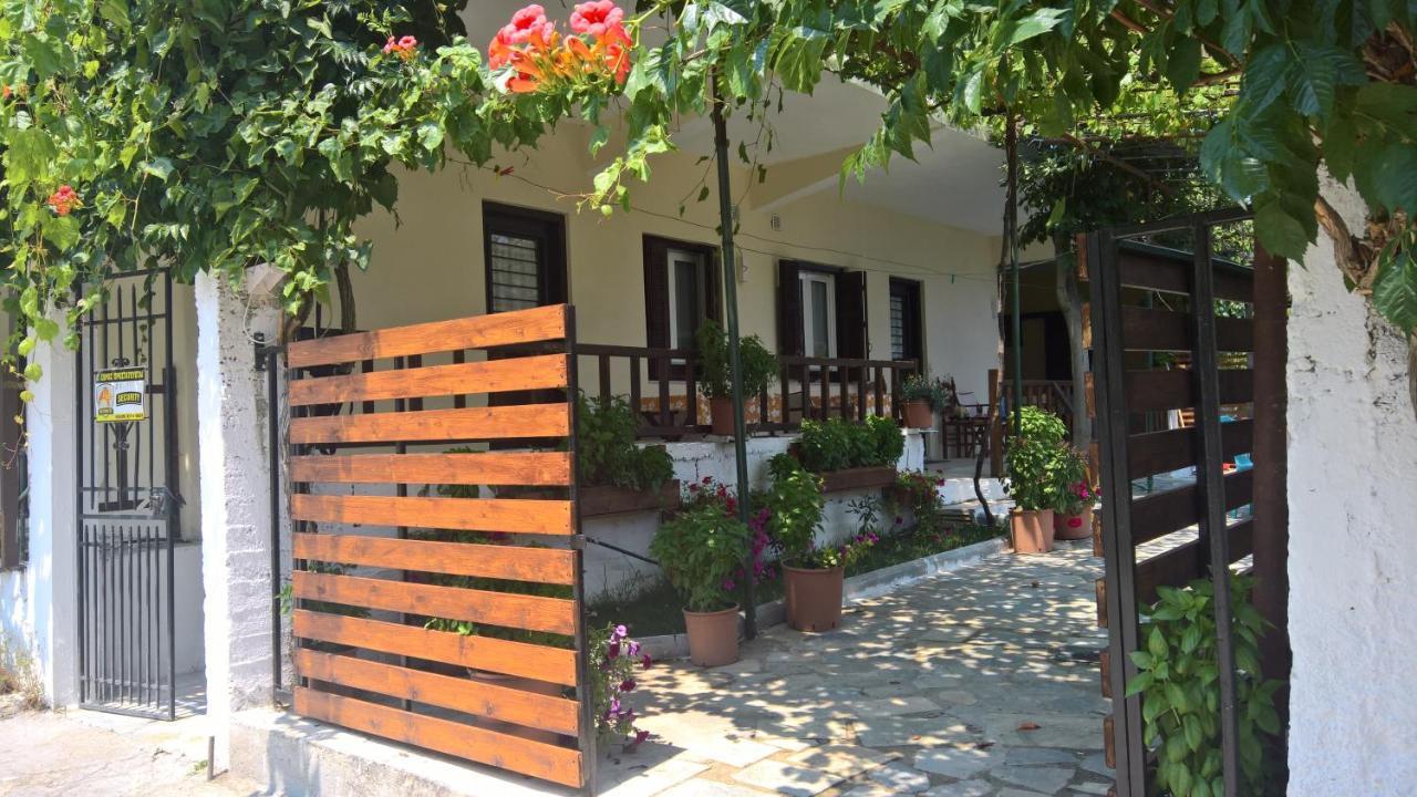 Sotiroulis Apartments Nea Mesagkala Exterior photo